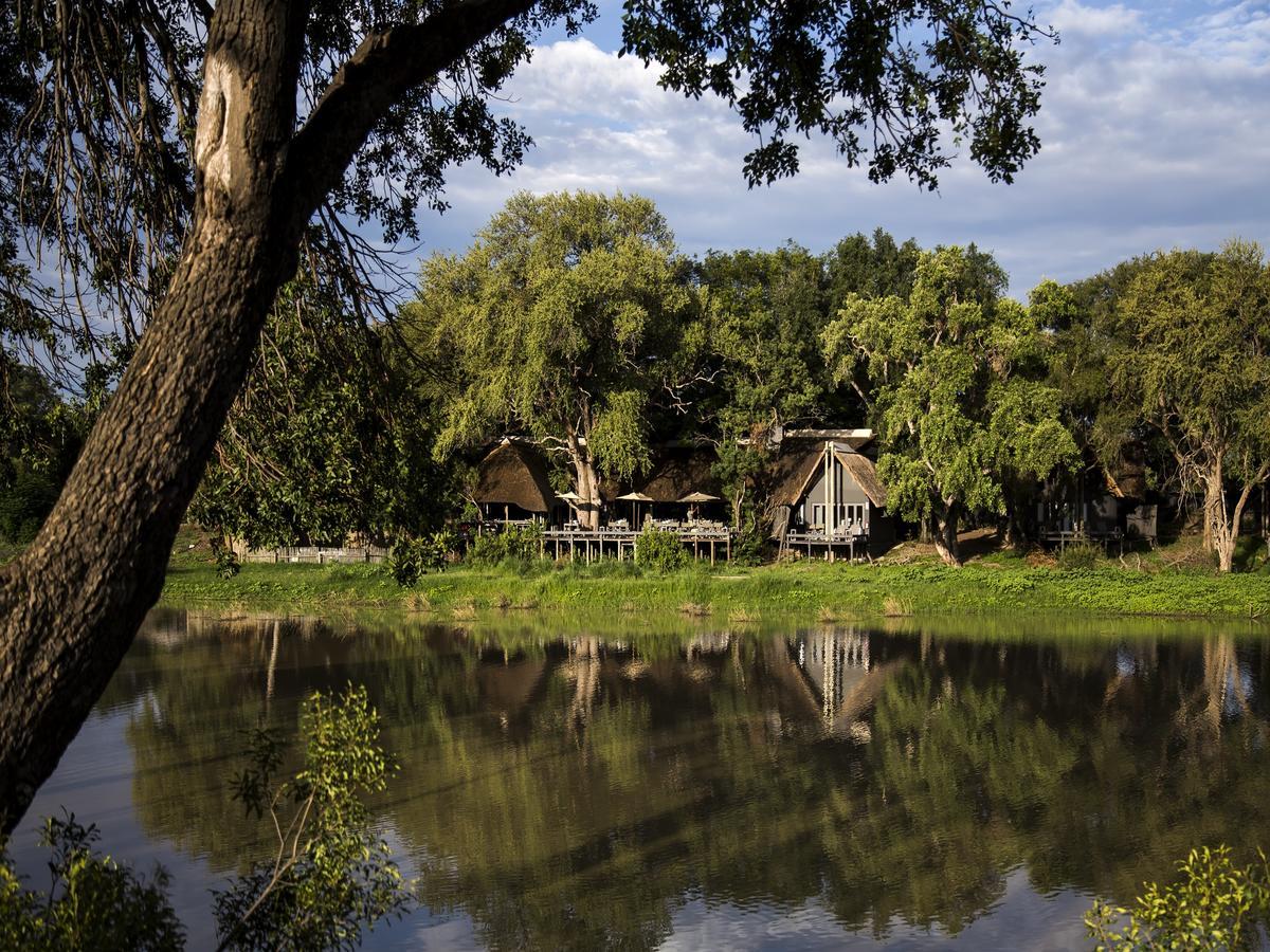 שמורת הציד טימבאבאטי Simbavati River Lodge מראה חיצוני תמונה